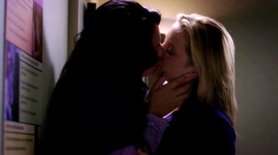 guriadejuliette's tweet photo. Pegação na sala dos médicos para curar a dor de cabeça 
e catapora 😂 #9YearsOfCalzona https://t.co/niOpO1WfZ3