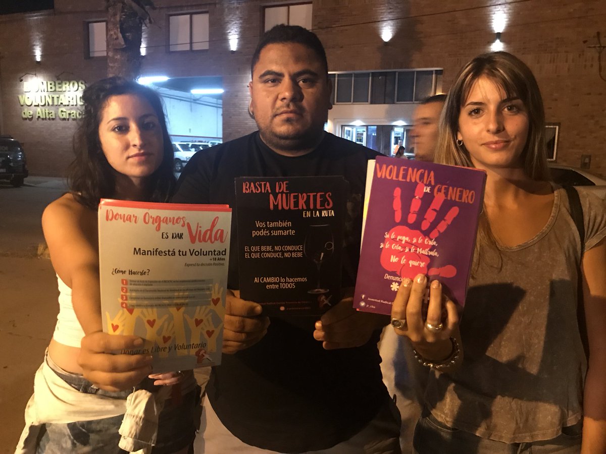 colovelezsb's tweet photo. En la noche del lunes con la @jr_cba nos llegamos al @ColectividadAG y estuvimos haciendo nuestra campaña de concientizacion.
DONAR ÓRGANOS ES DONAR VIDA 💕
SI 🚗🛣 NO 🍷
BASTA DE VIOLENCIA DE GÉNERO ✋🏻💟
#JRecorrida https://t.co/ANYlmAmP2B
