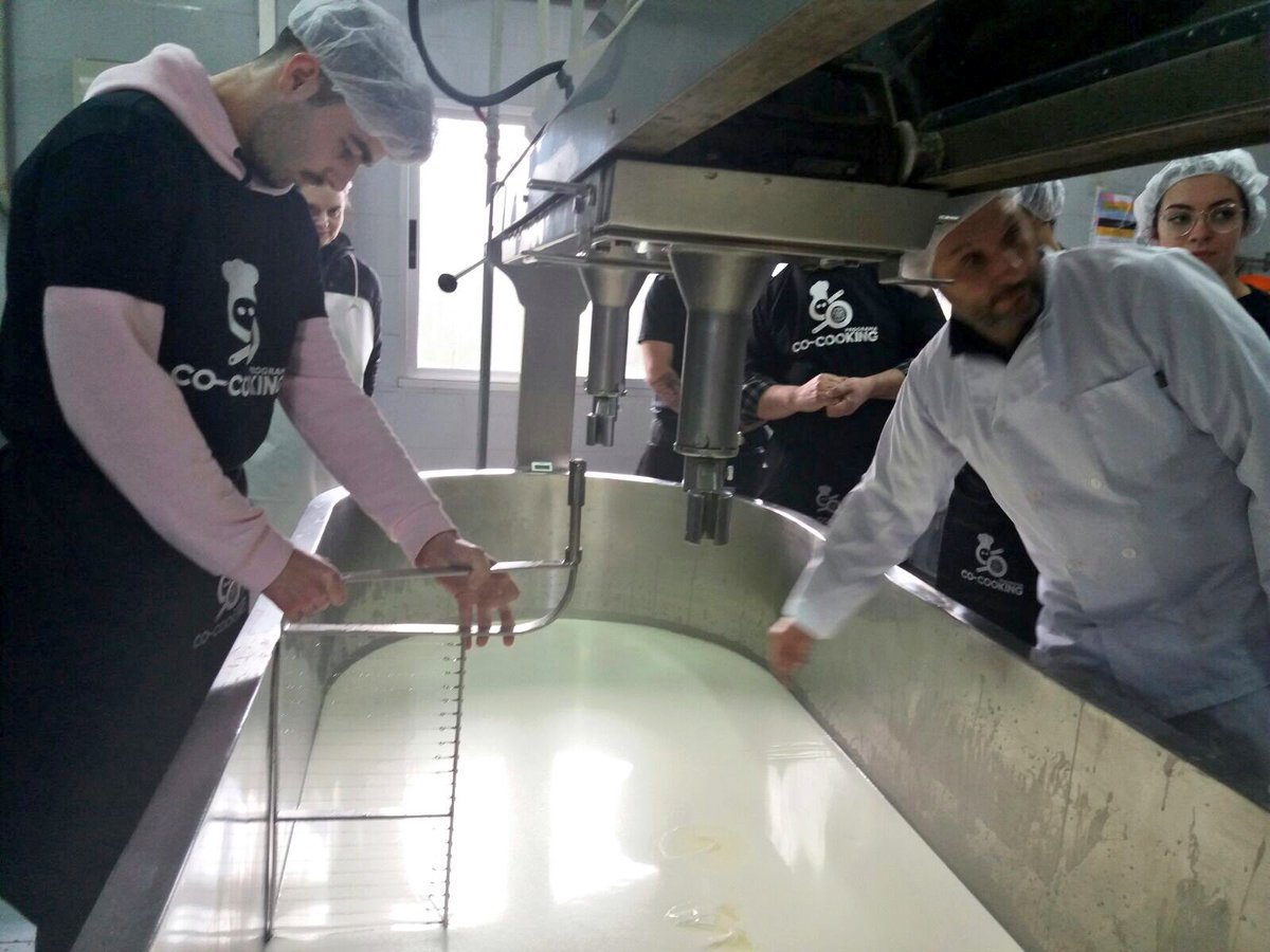 CarlosOrozaCIFP's tweet photo. O noso alumnado de #CMCOC hoxe aplica o #aprenderfacendo cos queixos en @MercadoCosecha #modorural @cortesdemuar #cocooking @MundoHR
Moi interesante esta clase práctica de hoxe sobre #queixo https://t.co/vup3UbHQb4