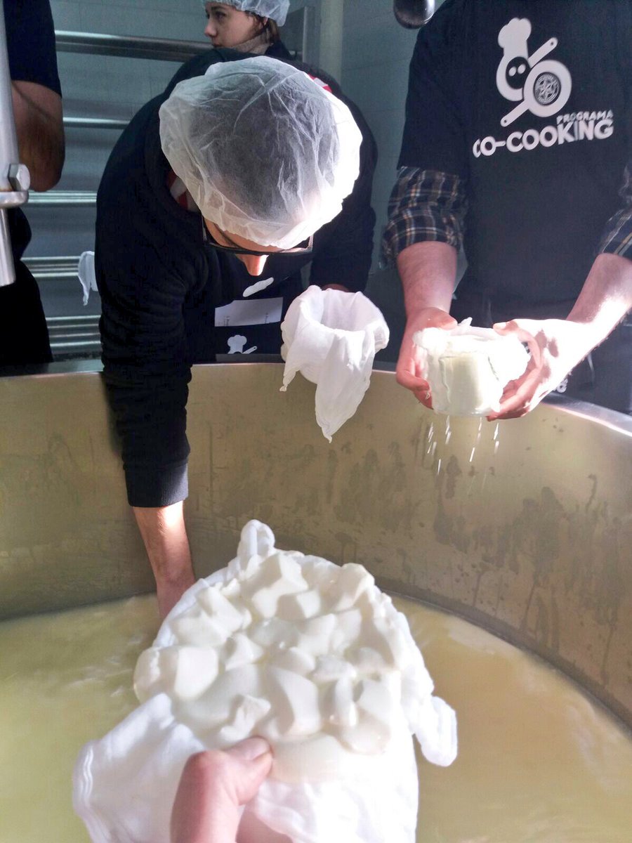 CarlosOrozaCIFP's tweet photo. O noso alumnado de #CMCOC hoxe aplica o #aprenderfacendo cos queixos en @MercadoCosecha #modorural @cortesdemuar #cocooking @MundoHR
Moi interesante esta clase práctica de hoxe sobre #queixo https://t.co/vup3UbHQb4