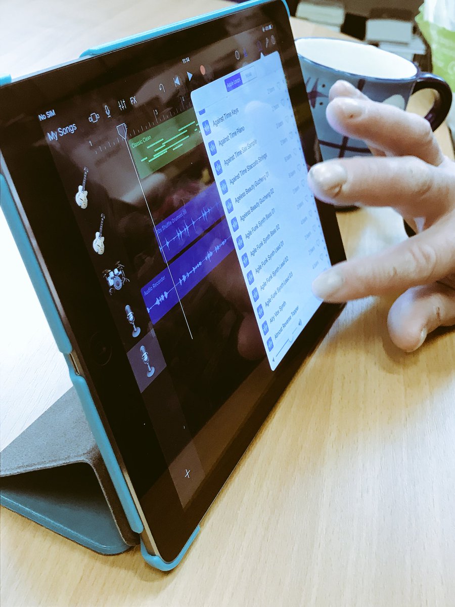 Rachel_Benn_'s tweet image. Laughs, coffee and new talent today at Digital Music Making for Over 60’s #HunsletLibrary 🎻🎷🎸🥁🎹 #LibFestLeeds18 @leedslibraries #GarageBand @GaragebandiOS #digital #Leeds