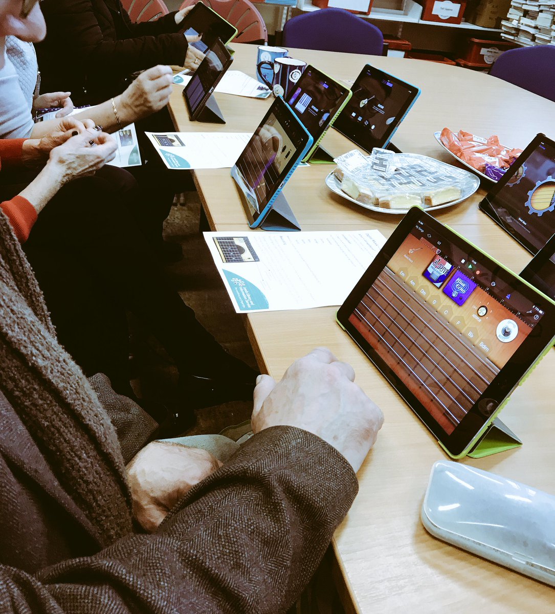 Rachel_Benn_'s tweet image. Laughs, coffee and new talent today at Digital Music Making for Over 60’s #HunsletLibrary 🎻🎷🎸🥁🎹 #LibFestLeeds18 @leedslibraries #GarageBand @GaragebandiOS #digital #Leeds