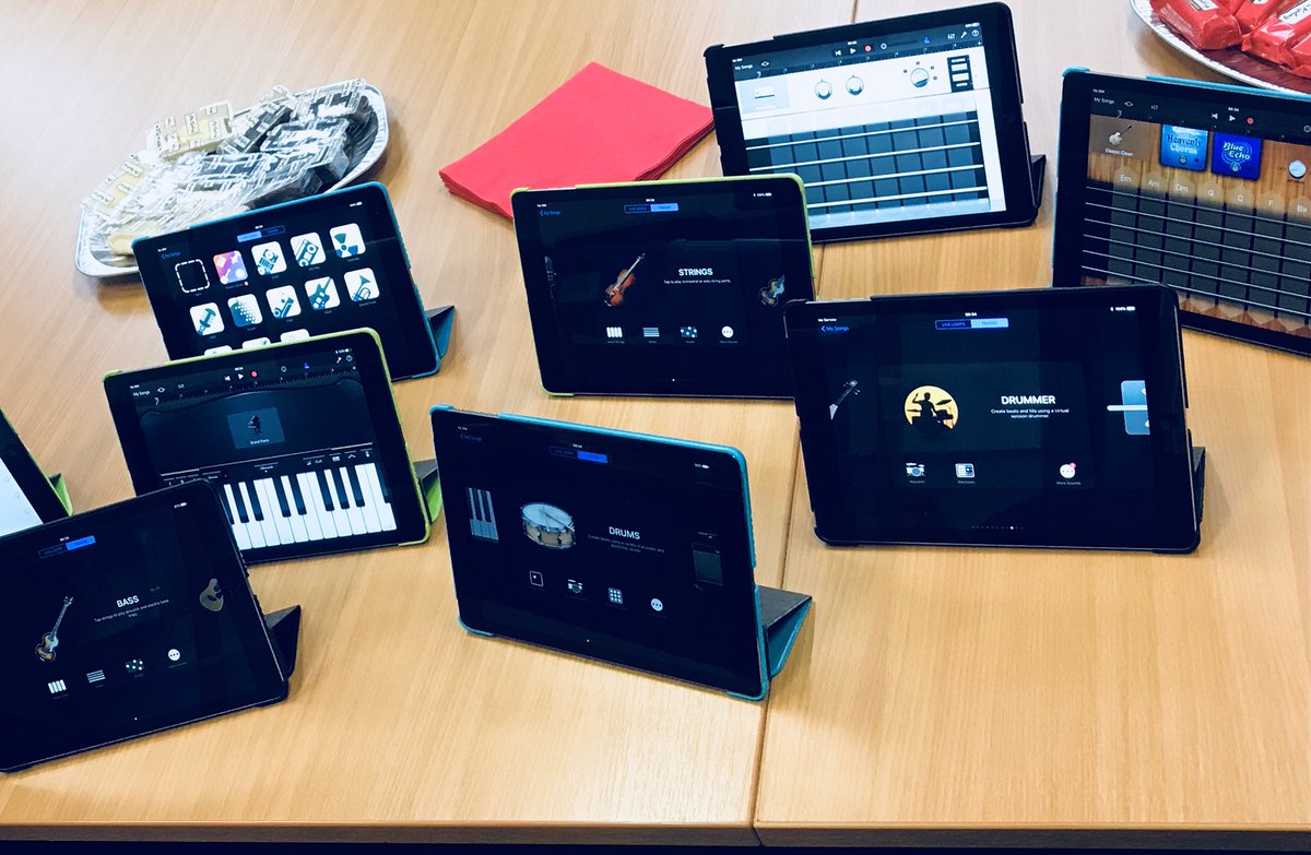 Rachel_Benn_'s tweet image. Laughs, coffee and new talent today at Digital Music Making for Over 60’s #HunsletLibrary 🎻🎷🎸🥁🎹 #LibFestLeeds18 @leedslibraries #GarageBand @GaragebandiOS #digital #Leeds