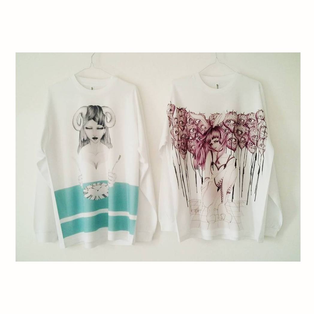 RinakoMatsuzaki's tweet photo. #art #artwork #artmultiple #design #fashion #longtshirt #illustration
昔、販売用のマルチプルとして作ったロンT。
内、一着はわたしの寝間着です👙 https://t.co/wF400sdQW6