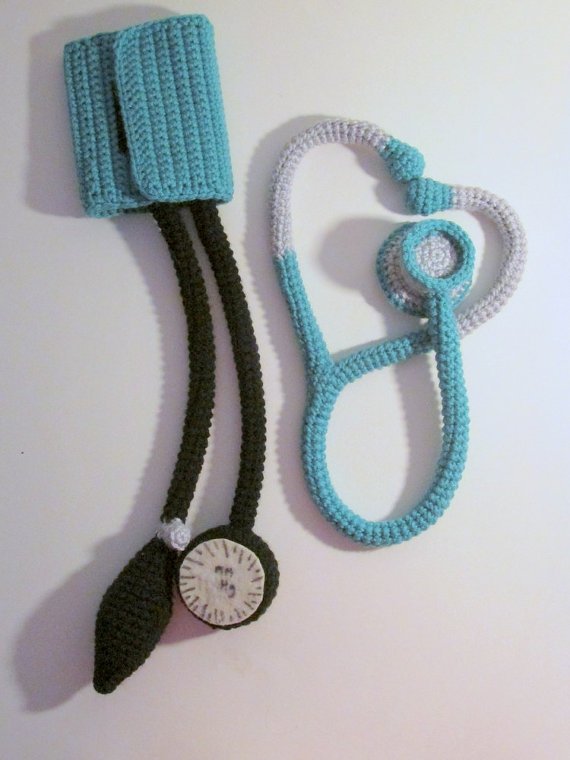 knithacker's tweet image. Stethoscope and Blood Pressure Cuff - Get the Crochet Pattern! bit.ly/2GPIfy9 😷 #crochet #playdoctor #cosplay #kids #handmade #diy #etsy #waybackhack #doctor #cosplayer #costume