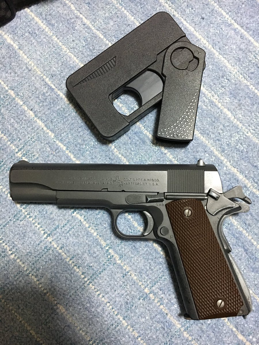 夜想亭 Twitterissa あと 実銃のスマホ型拳銃 はグリップを起こして使うダブルアクションデリンジャー 取り出してグリグリ回して重いトリガー引いて外したら 後は一発 その点 45口径はセーフティ外したら8発流れるようにぶち込めます