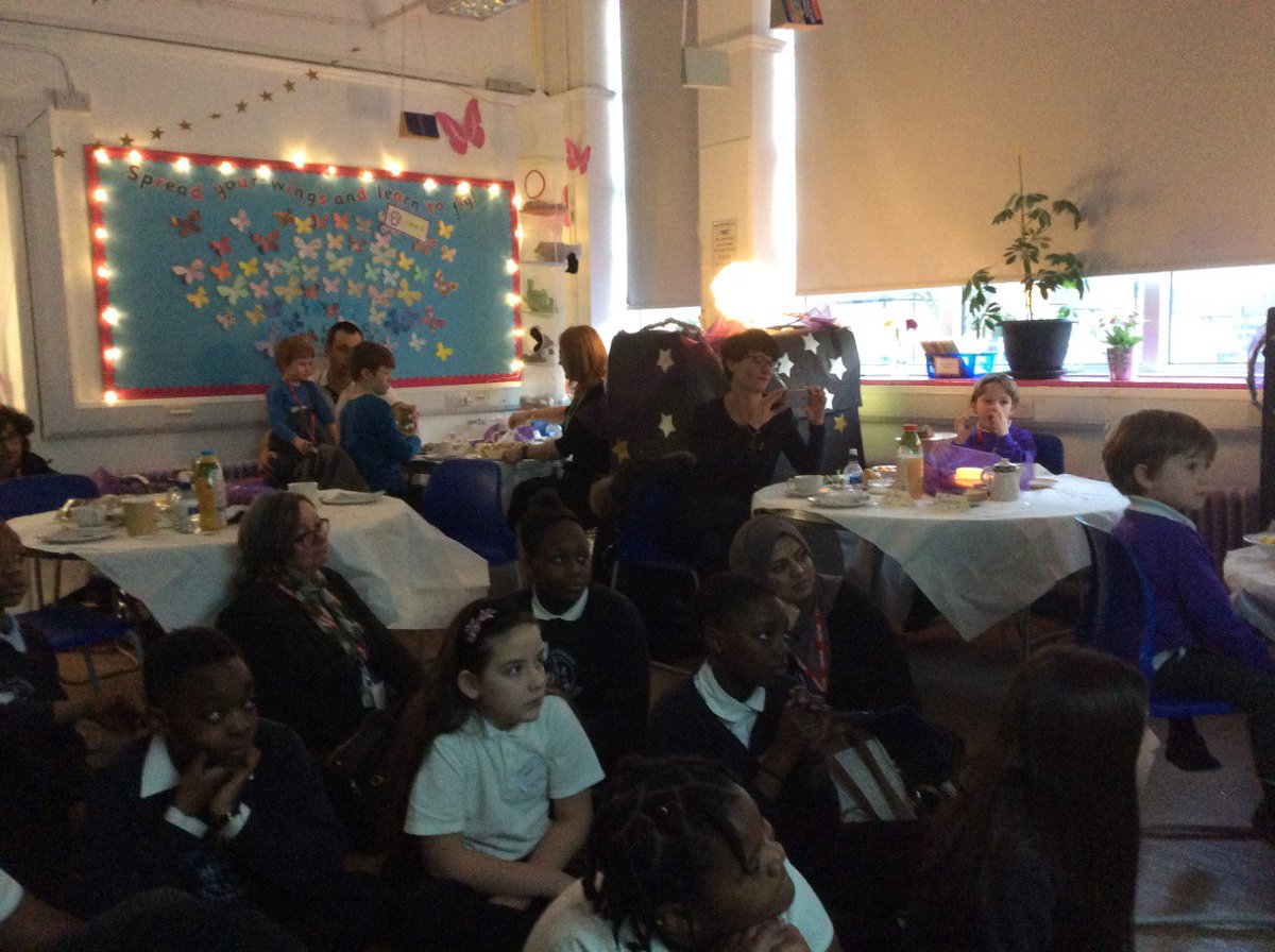 HPA_Philip_Lane's tweet image. What a brilliant afternoon on Friday. Chris Barber, Director of the International Space School Educational Trust visited us to tell us about life in space. The pupil have been talking about it since and are really excited about their science lessons! #HPAPLScience #HPAPLInspires