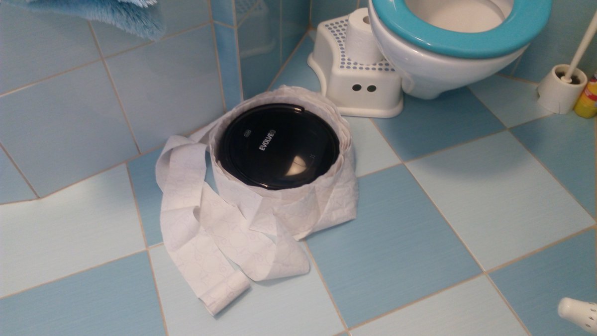 Alexandroid__'s tweet image. já jsem řikal manželce, že tu robotickou sračku nemá pouštět do koupelny. #roboticcleaner