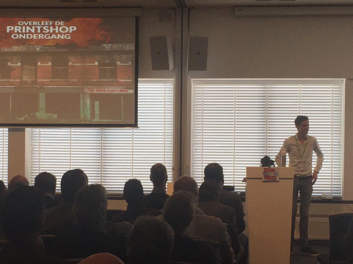 Juriaan van Beelen (Nettl) vertelt aan een volle zaal hoe je de printshop ondergang overleeft #vakdagprintensign