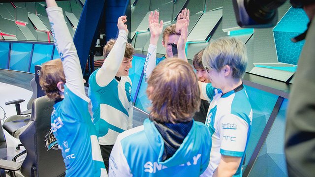 TheOverwolf's tweet photo. Sooooooo... If you could ask any questions to any @Cloud9 members, what would you want to know? https://t.co/1aOBEiR0ec