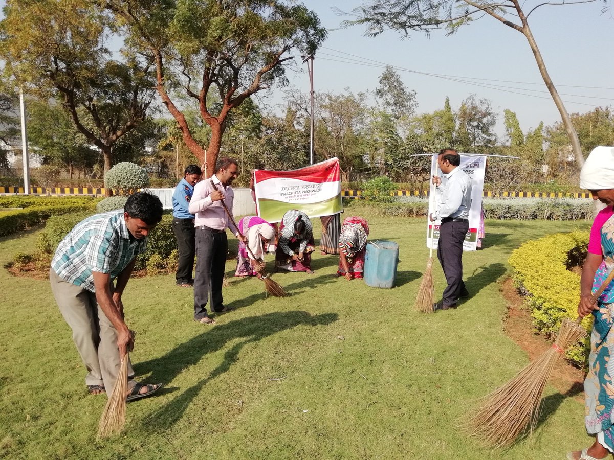 STPIVizag's tweet photo. Cleanliness drive carried out by STPI-Visakhapatnam staff during #SwachhtaPakhwada @rsprasad @KJAlphons @GoI_MeitY @SecretaryMEITY @Omkar_Raii @stpiindia @swachhbharat #MyCleanIndia
@SwachhBharatGov @swachhbharat @mygovindia https://t.co/FdGVnjtBCA