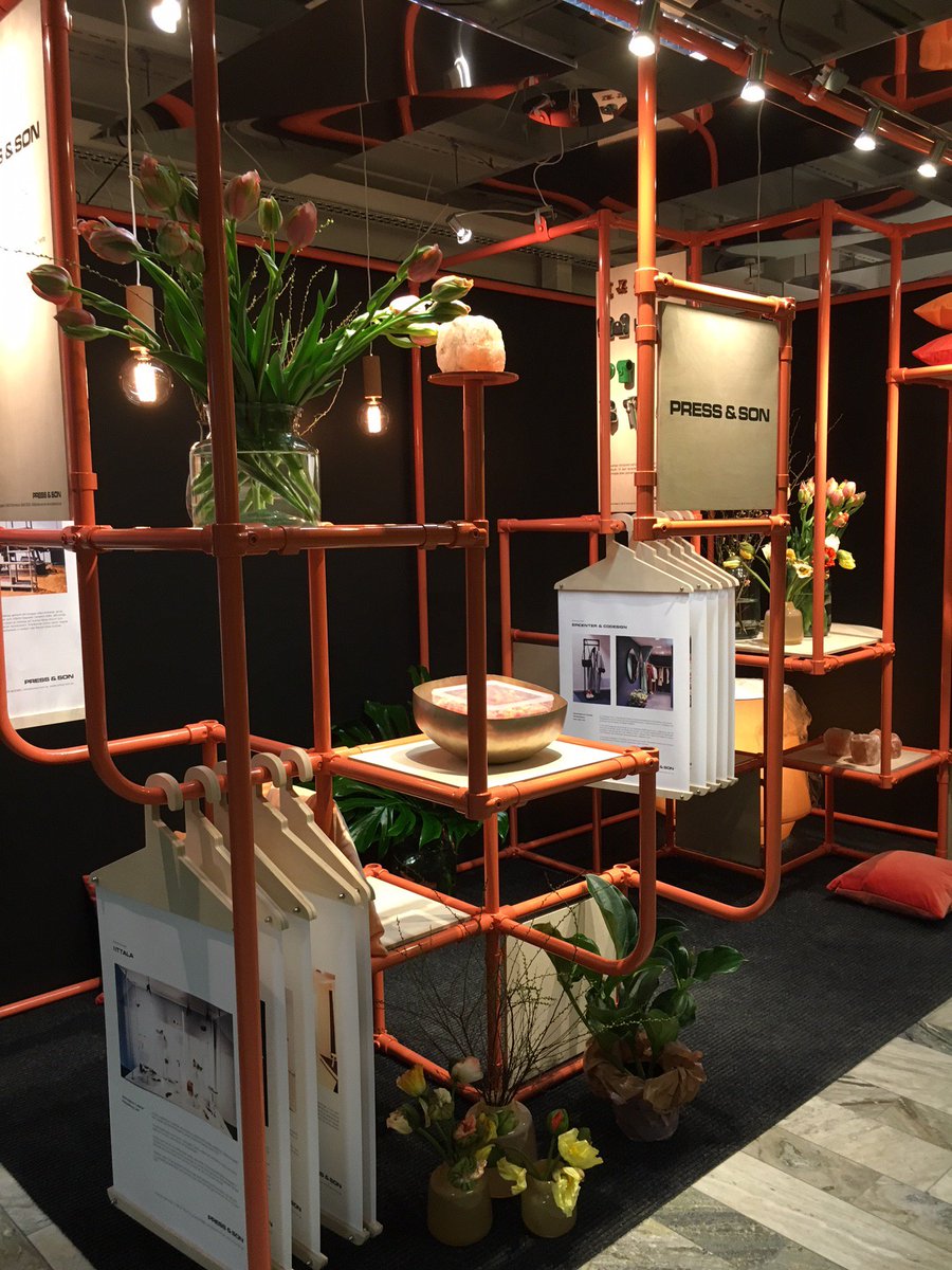 CodesignSwe's tweet image. Kolla in Press &amp;amp; sons monter på möbelmässan, BG:25. Vi ritade deras monter för två år sedan och i år fick vi i uppdrag att förnya färgställningen och ta fram ett nytt dekorkoncept. #codesignswe #pressochson #2018sff #2018sdw