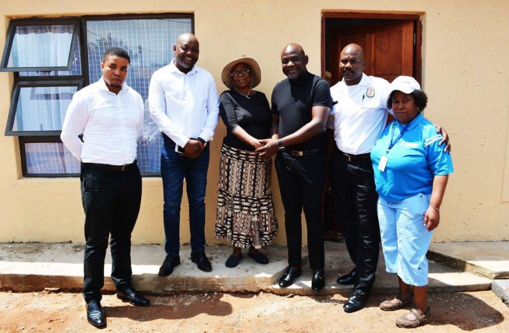 AfribizInvest's tweet photo. Today Afribiz Invest handed over a rebuilt house to a resident in #Braamfischer #soweto. Thank you to the team for all your support. #afribizinvest #stormvictims @CityofJoburgZA @CityofJoburgEMS https://t.co/9FA6hfwxYT