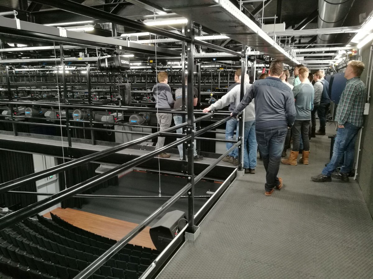 De Week van de techniek is in volle gang. Het activiteitenprogramma in Emmen is samengesteld door Werk en Vakmanschap en Drenthe College. Twaalf bedrijven zetten de deuren open. Bijna 400 leerlingen uit het voortgezet onderwijs kijken hun ogen uit en gaan ook zelf aan de slag.