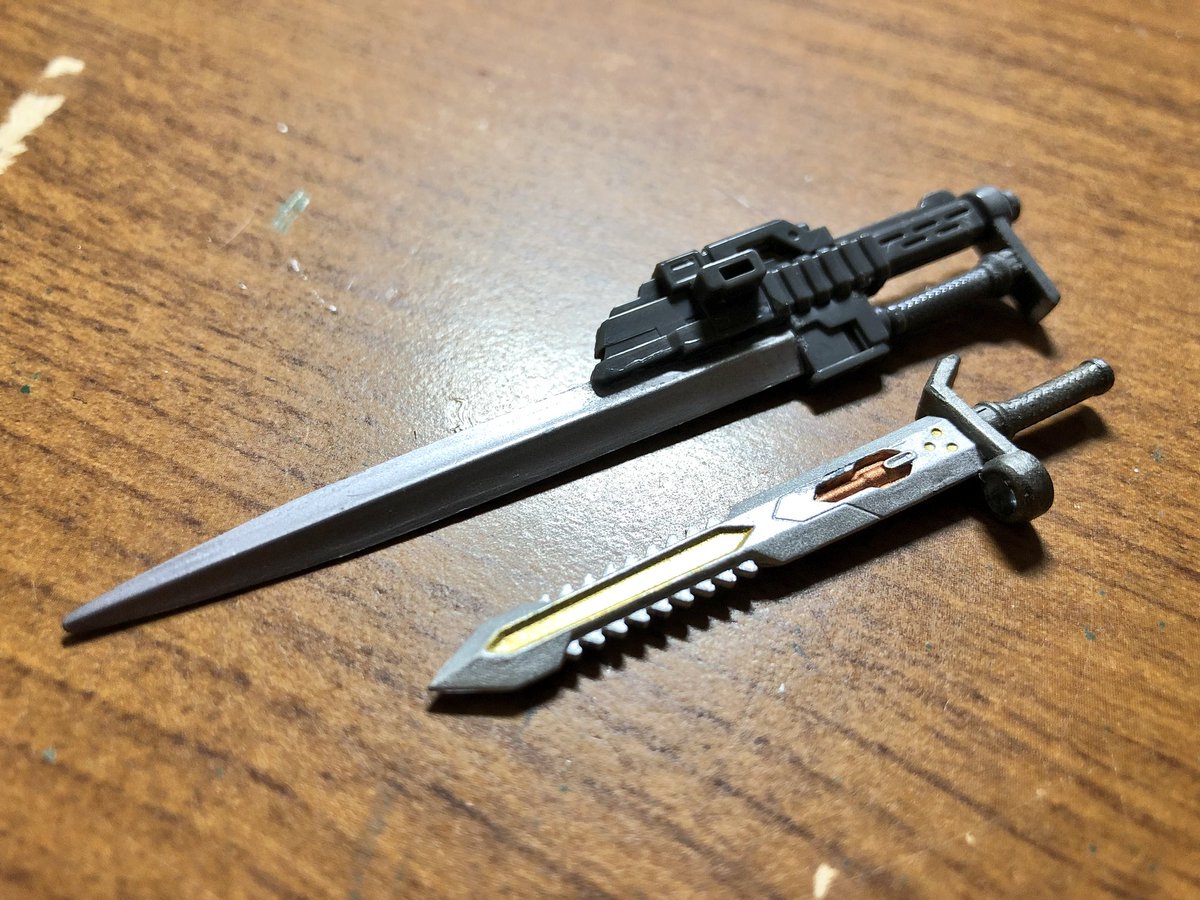 幼錦王 ぴロリきん ポーンa1さんの銃と剣 おもちゃの剣の刃を使って大型の機械剣作ってみました 大きさ比較でこのくらい 持ち手とかつか部分がゴツゴツしたのが好きなんです こういうの肩に担がせたくなってしまうぜぃ 早く色塗りたい ヘキサギア