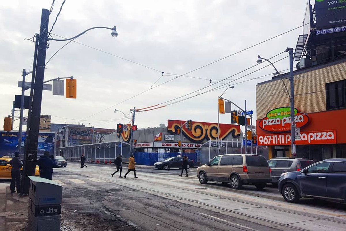 blogTO's tweet image. The last #HonestEds sign has been ripped down bit.ly/2BcUaWh