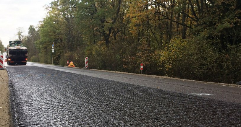 Maccaferri_FR's tweet photo. 175 ml de #RoadMesh ont été installés en moins d’une heure! Cela s’est passé à #Nancy, lors de l’installation d’une planche de test pour traiter les #fissures longitudinales avec le @Departement54 et @GroupeColashttp ://ow.ly/qo0y30hZx1G https://t.co/ktAMTJifYc