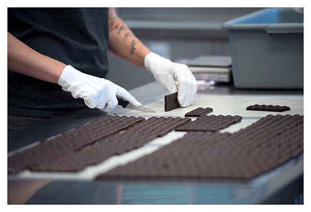 kt_bythesea's tweet photo. Here at #peakextracts every chocolate bar is molded, quality controlled and packaged by hand by our experienced chocolatieres (the word for female chocolatiers). We love what we do! ❤️+🍫+🌿=⛰
#peakextracts #peakchocolate #singlestrain #StrainSpeci… https://t.co/9aL86ggmcw https://t.co/QnVRzUHap9