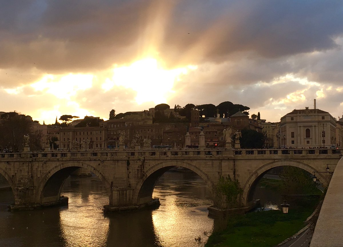 AndyPope12's tweet photo. Image over the Vatican! https://t.co/MGeD3nrvME
