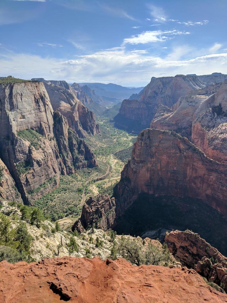 Nature_Travel_'s tweet photo. Observation Point, Zion National Park, Utah [OC] [3036 x 4048] - The_ol_Razzle-Dazzle #photography #travel #nature https://t.co/aiDYARGPSf