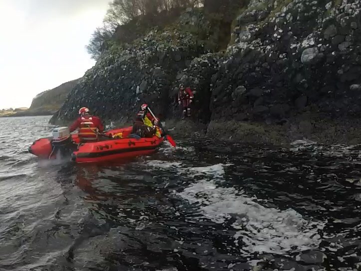SfrsWaterRescue's tweet photo. Today we covered casualty pick ups from static positions and discussed various options to get casualties from the water and into the boat @fire_scot 
#NotJustForFires https://t.co/Qj09SYGGYD