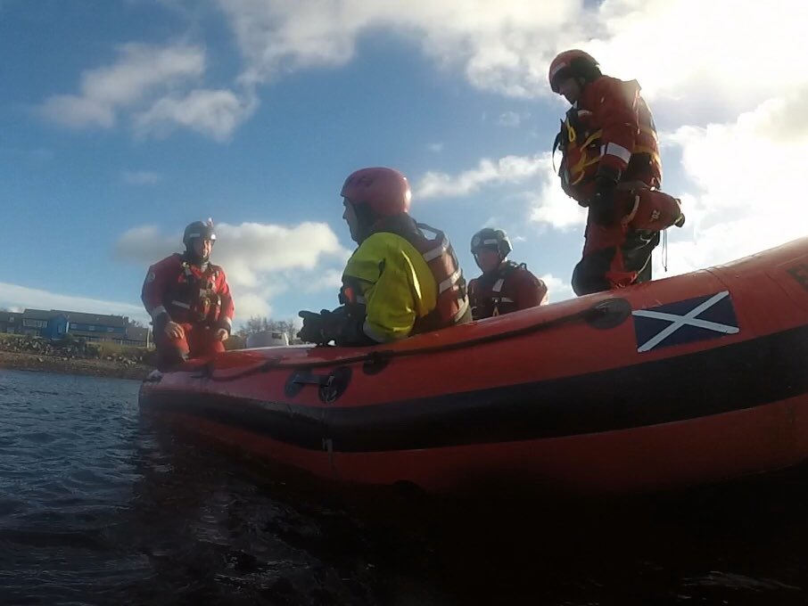 SfrsWaterRescue's tweet photo. Today we covered casualty pick ups from static positions and discussed various options to get casualties from the water and into the boat @fire_scot 
#NotJustForFires https://t.co/Qj09SYGGYD