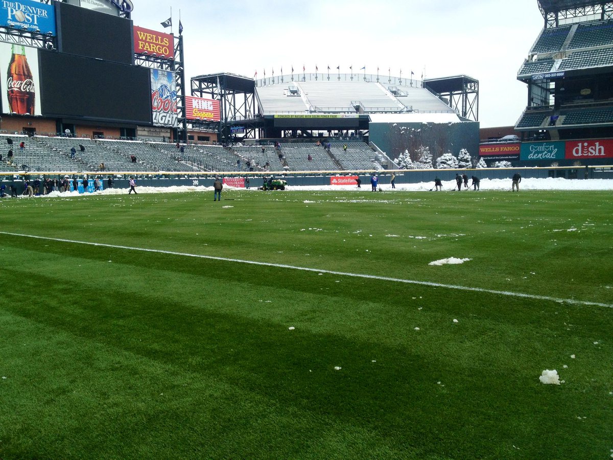 Rockies's tweet photo. Denver was hit with ~11” of snow on April 15-16, 2013. The @Mets were in town for a baseball series, one that would later be dubbed the #SnowSeries. 75+ Rockies employees banded together to clear the field and stadium in time for a 3:10pm 1st pitch.
#RockiesSmartphoneHistory https://t.co/0hrzmSpYc9