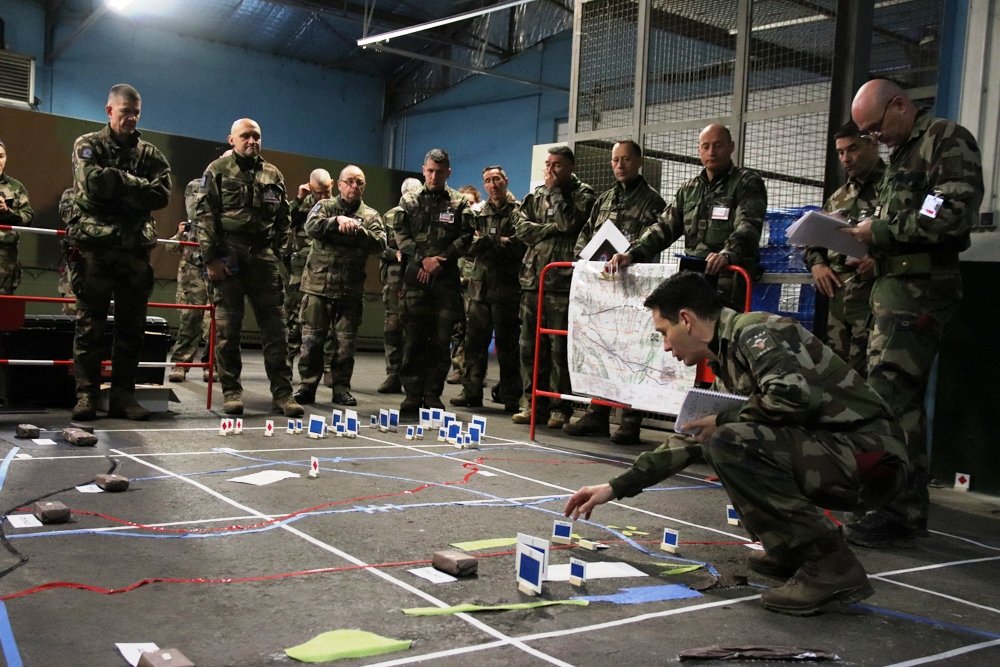 armeedeTerre's tweet image. #Acinonyx J-1 : derniers préparatifs.

Vérification brief caisse à sable sous l'oeil attentif du #ComBP et de la @173rdAbnBde et matériel conditionné. 

Nos paras sont prêts à en mesure de...

Les unités arrivent sur zone demain à l’aube. Restez connectés!