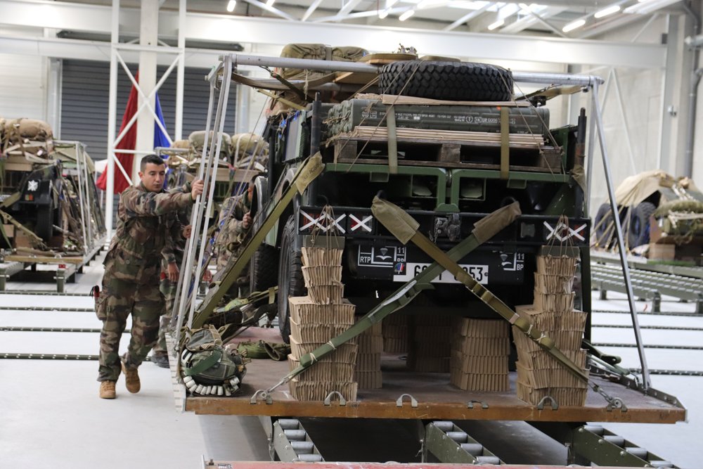 armeedeTerre's tweet image. #Acinonyx J-1 : derniers préparatifs.

Vérification brief caisse à sable sous l'oeil attentif du #ComBP et de la @173rdAbnBde et matériel conditionné. 

Nos paras sont prêts à en mesure de...

Les unités arrivent sur zone demain à l’aube. Restez connectés!