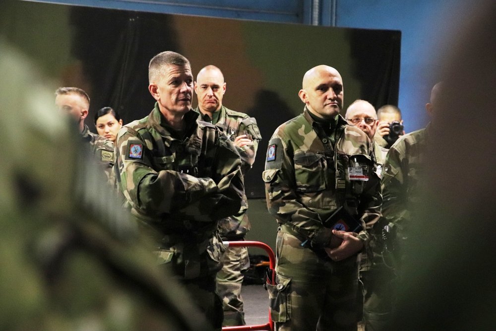 armeedeTerre's tweet image. #Acinonyx J-1 : derniers préparatifs.

Vérification brief caisse à sable sous l'oeil attentif du #ComBP et de la @173rdAbnBde et matériel conditionné. 

Nos paras sont prêts à en mesure de...

Les unités arrivent sur zone demain à l’aube. Restez connectés!