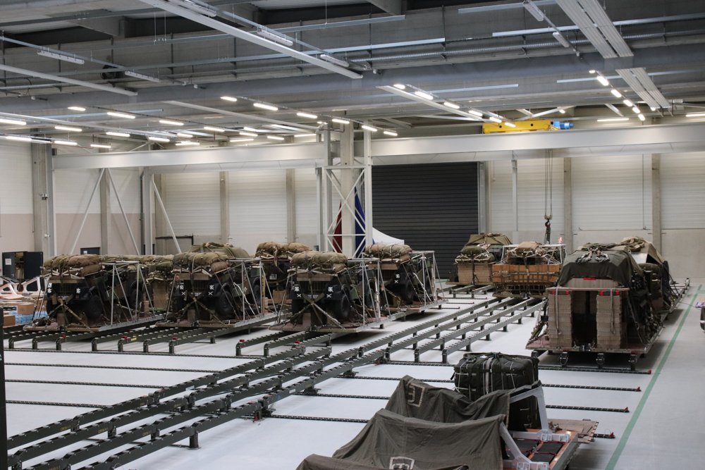 armeedeTerre's tweet image. #Acinonyx J-1 : derniers préparatifs.

Vérification brief caisse à sable sous l'oeil attentif du #ComBP et de la @173rdAbnBde et matériel conditionné. 

Nos paras sont prêts à en mesure de...

Les unités arrivent sur zone demain à l’aube. Restez connectés!