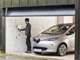LeMobiliste's tweet photo. La voiture électrique a pris un coup de froid en début d'année. Elle perd du terrain sur le marché du neuf. Mention spéciale à l'utilitaire électrique. #VE #ElectricCar #HybridElectricVehicle @RenaultZE @VolvoCarFR @nissanfrance @MitsubishiMFr -> https://t.co/Yg07pJV229 https://t.co/D8UXhnMEUL
