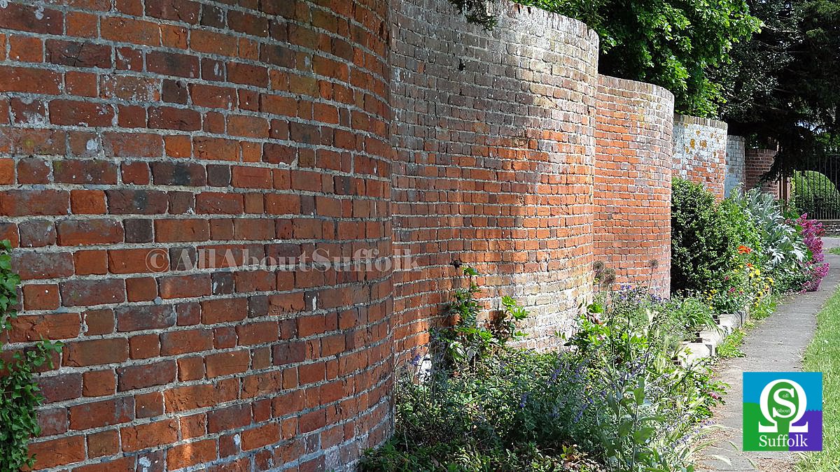 allaboutsuffolk's tweet image. Did you know that #Suffolk is the UK’s county with most crinkle crankle walls? 😮