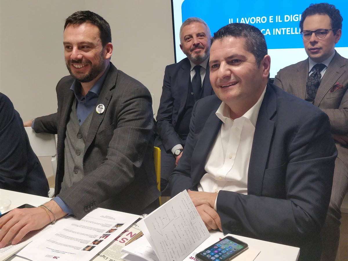 ORazionali's tweet photo. Il tavolo #WorkshopFOR sta ascoltando @BentivogliMarco: "Non indebolire la formazione ma incentivare il diritto soggettivo alla formazione. Il tema vero è sfoderare una politica di anticipo del cambiamento. Non è regolamentazione, è partecipare alla progettazione" https://t.co/tGsqSBkETa