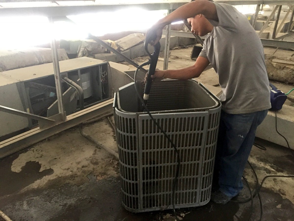 asoproca's tweet photo. Ya estamos trabajando en la recuperación del Jockey Club de Valencia, haciendo mantenimiento a los aires acondicionados, vamos a TRANSFORMAR el Jockey!!! https://t.co/TdrBpKU9eC