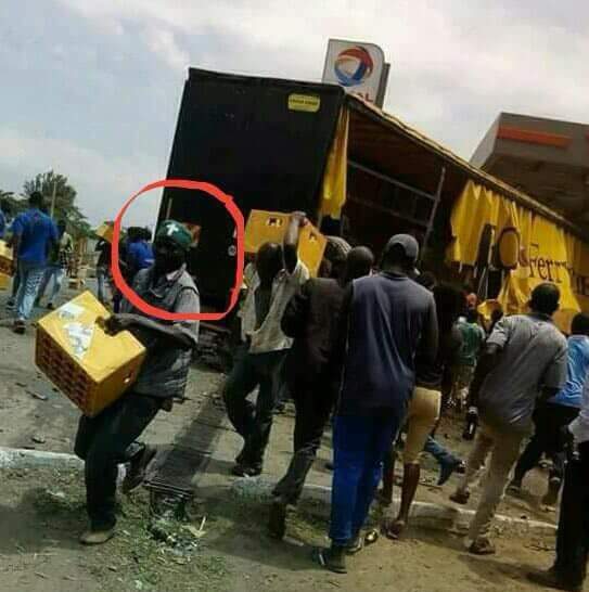 essay_help_pay's tweet photo. Man of cloth Right in the act. Ahero Nyando ni Guinness tu.@JalangoMwenyewe @Babu_Owino @KoinangeJeff https://t.co/VOYYaC4FZ9