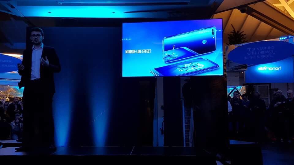 THMMagazine's tweet photo. Au tour de @AlexisHonor de monter sur scène pour présenter le nouveau Honor 9 Lite ☺️
#MaxYourStyle #Honor9Lite https://t.co/3TPoSk9c3m