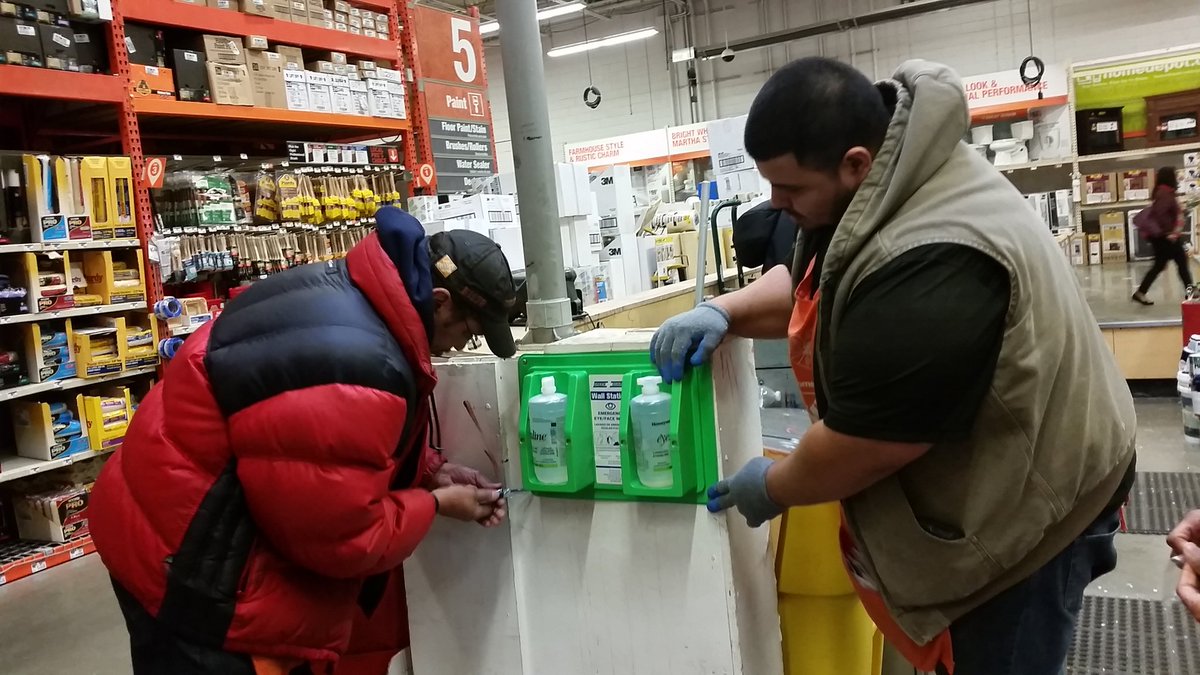 CampbellAneisha's tweet photo. Infocus monthly team task in action with Edgar and Keron Dh teaching and coaching our Associates. #StayingInfocus https://t.co/oK7Xywu4a4