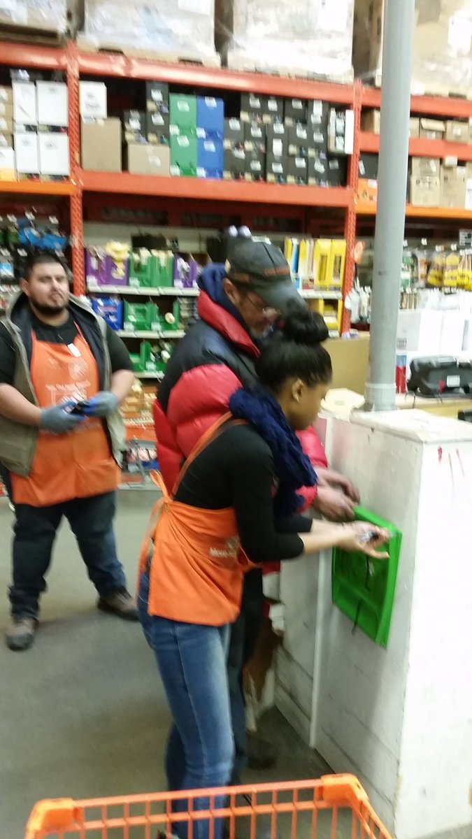CampbellAneisha's tweet photo. Infocus monthly team task in action with Edgar and Keron Dh teaching and coaching our Associates. #StayingInfocus https://t.co/oK7Xywu4a4