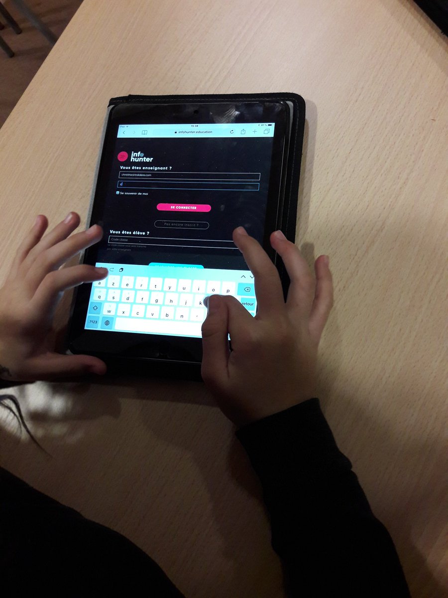EMI_Poitiers's tweet photo. Les élèves du collège Ronsard de Poitiers testent le parcours #InfoHunter à l'occasion du #SaferInternetDay @LeCLEMI @D_Quere https://t.co/JoAW3rSVW2