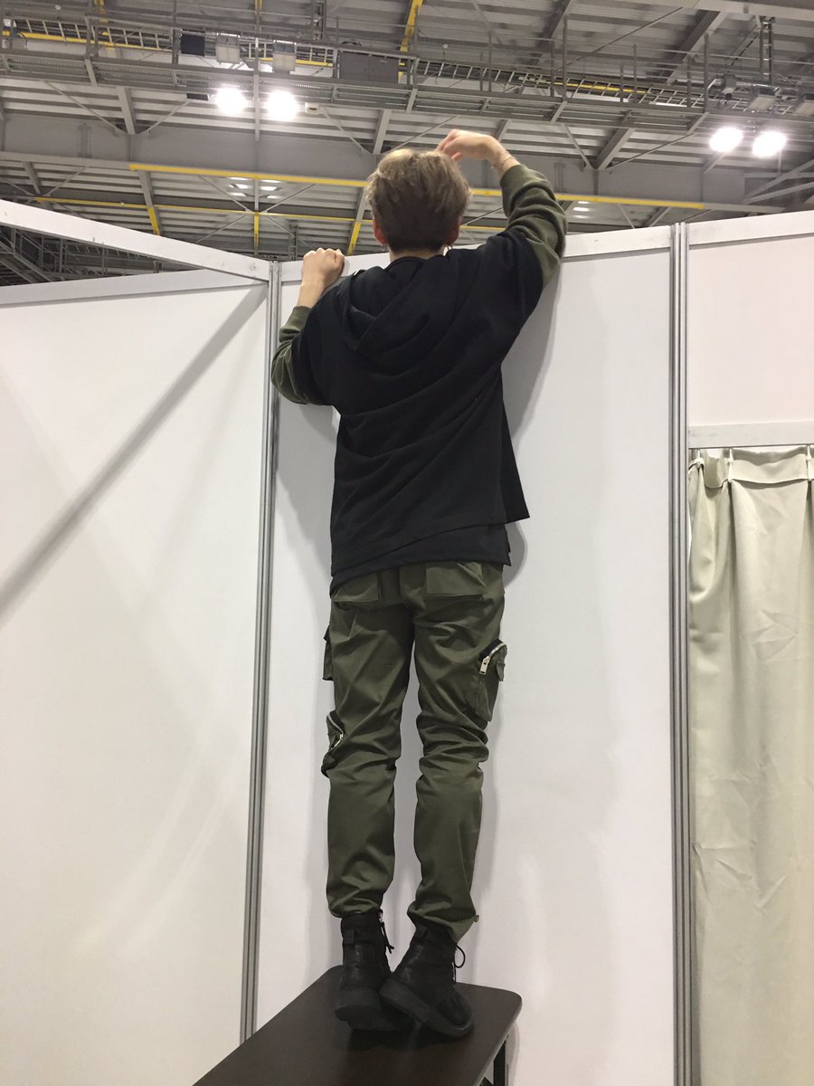 ［#MONSTA_X ］ハイタッチ会休憩中、MONBEBEの様子をひと目見ようと頑張るその後ろ姿。
#SPOTLIGHT  #KIHYUN