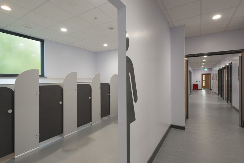 Premier_Modular's tweet photo. This building was finished in modern coloured panels fitted off site and finished with canopies and a linkway.
1 in 10 infants are now being taught in oversized primary classes. So the solution is #modular #Offsiteconstruction.  @Premier_Modular #educationmatters https://t.co/qTIuadiAZ0