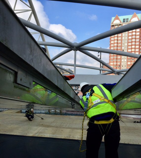 Onze monteurs werkzaam bij #STATION #Blaak #Rotterdam <a href="/ProRail/">ProRail</a> @aannemerKuurnanWestBV #renovatie #kunstof #transparante #panelen #overkapping