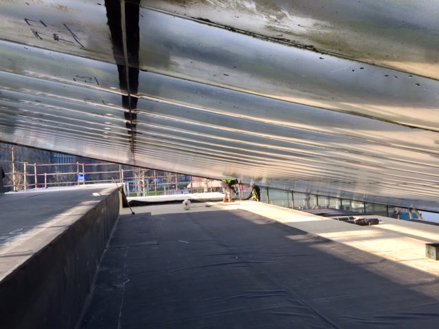 VanBovenBV's tweet photo. Onze monteurs werkzaam bij #STATION #Blaak #Rotterdam @ProRail @aannemerKuurnanWestBV #renovatie #kunstof #transparante #panelen #overkapping https://t.co/Q7txI4MRuB