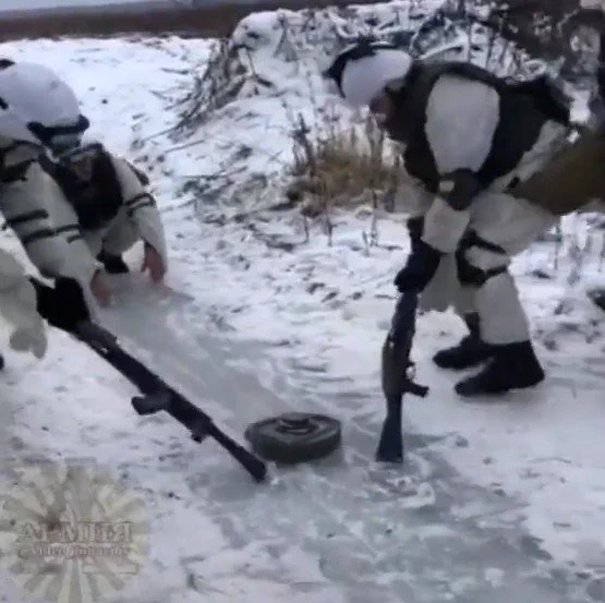 命がけのカーリングｗｗｗ　ロシア兵が行う危険すぎるウィンタースポーツがコレｗｗｗ