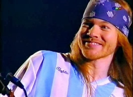 radiozero925's tweet photo. Quiero andar por ahí sin que me molesten ni me digan: "Hey, eres un puto como los de Poison". No es que me moleste lo que diga la gente, sino que estoy pensando en mi. Si alguien me dice eso, simplemente termino en la cárcel por romper una maldita mandíbula”.
@axlrose #56 🎂 https://t.co/4Ap4JhRRWE