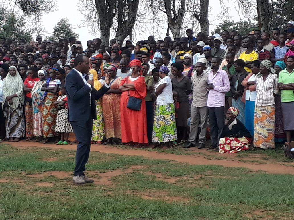 Nyuma yo gusura imiturire muri Uyu murenge MoS <a href="/CyriaqueHa/">Cyriaque Harelimana</a> yifatanije n'abaturage mu nteko mu kagari ka Gihara <a href="/RundaSector/">Runda</a> <a href="/Kamonyi/">Kamonyi District</a>