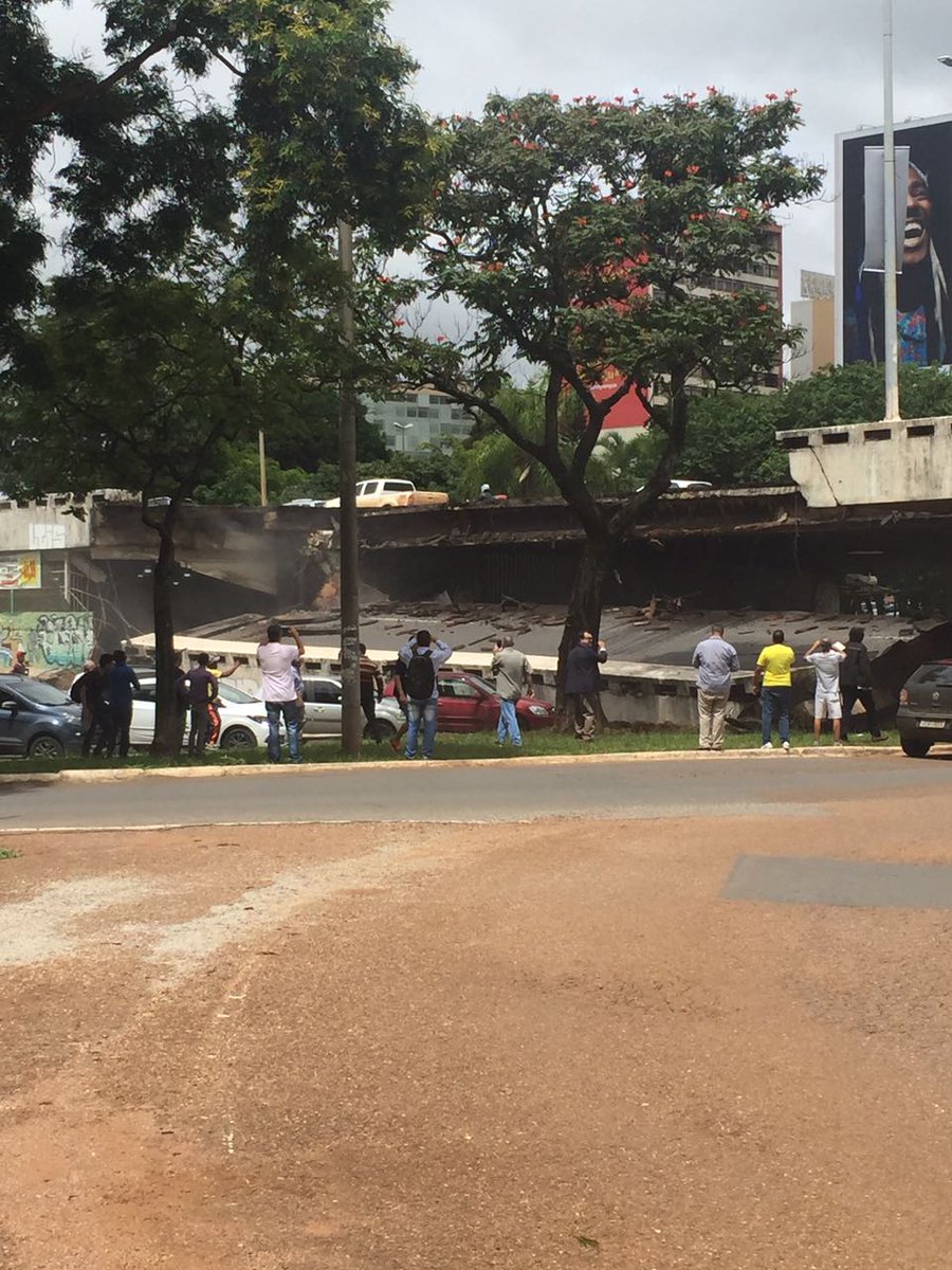 PedroCesarDT's tweet photo. #eixao #galeriadosestados acabou de desabar parte da galeria, ninguém se machucou mas alguns carros foram atingidos https://t.co/WsXCjzAMP0
