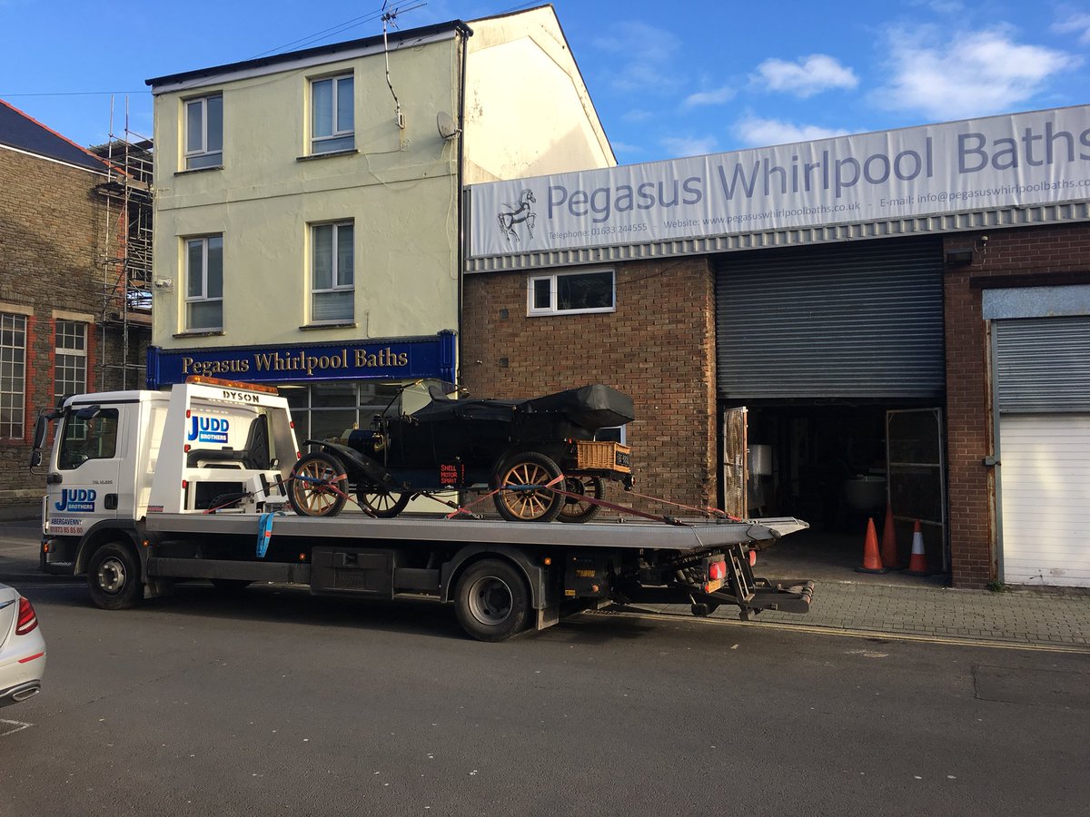 JohnDJ553366's tweet image. Getting ready for the new Classic season taking this Model T Ford to have some work in Buckinghamshire for Roger Thompson, loading in Newport in brilliant sunshine bring it on !!