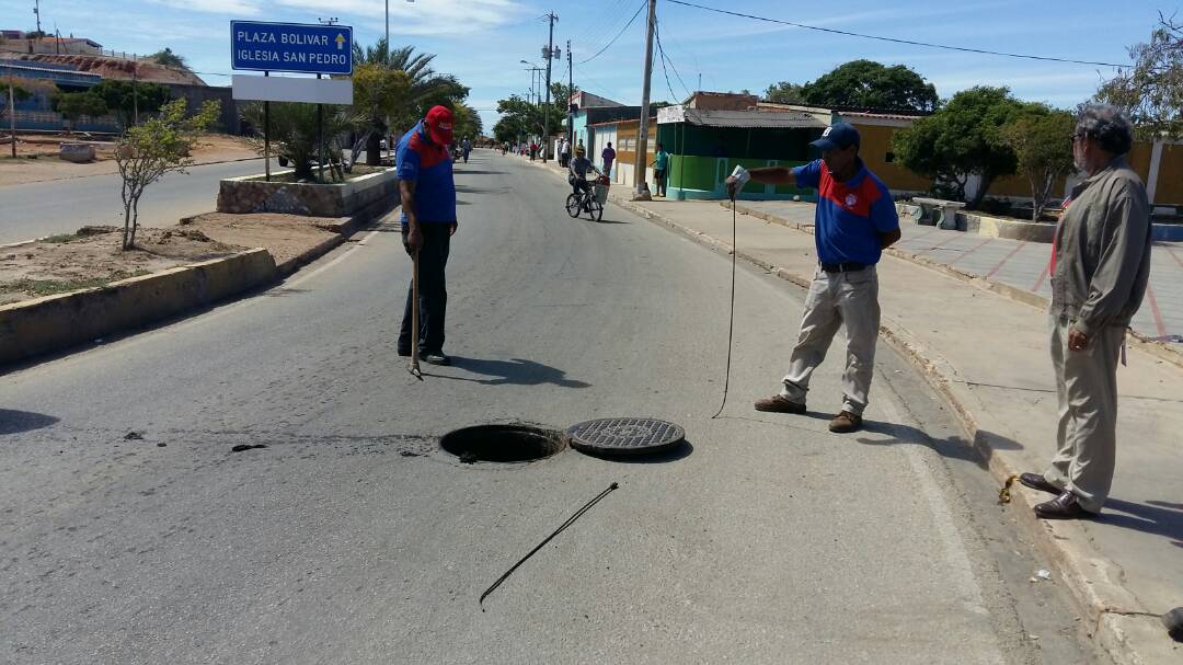 psuvislacoche's tweet photo. Con el apoyo incondicional del #AlcaldeFreddySerrano y el Hotel Punta Blanca en la #isladecoche🌴 un grupo de trabajadores de la alcaldía y una cuadrilla de Hidrocaribe, iniciaron los trabajos de levantamiento de tanquillas en sectores afectados por el desbordamiento de las aguas https://t.co/T27Lv26vUO